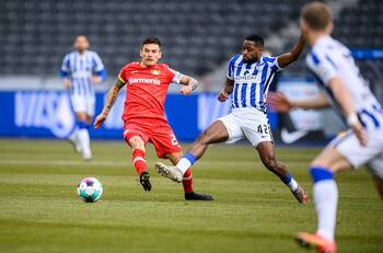 Bayer Leverkusen sufrió goleada ante un complicado Hertha con Charles Aránguiz como titular