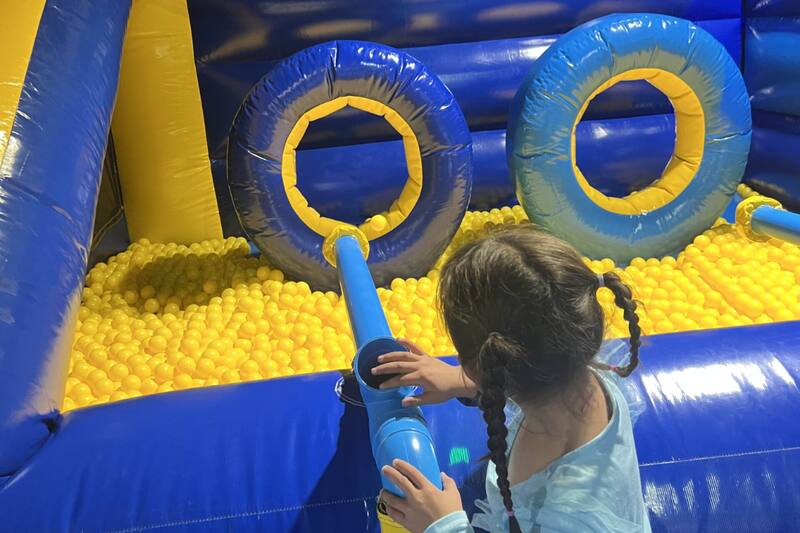 Con juegos aptos para toda la familia, el parque ofrece un panorama imperdible para disfrutar bajo tacho este invierno.