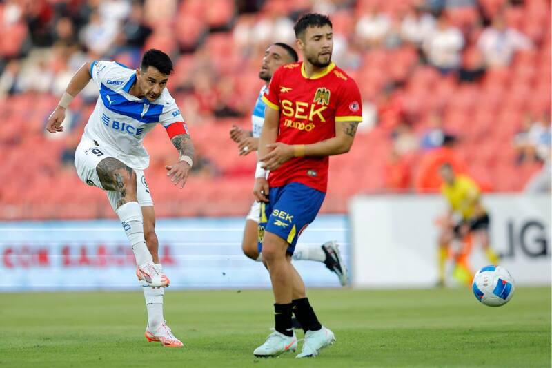 En la primera rueda, los Cruzados enfrentaron a los Hispanos en el Estadio Nacional (en la imagen). Ahora, el duelo sería en el Claro Arena. Foto: Agencia Aton.