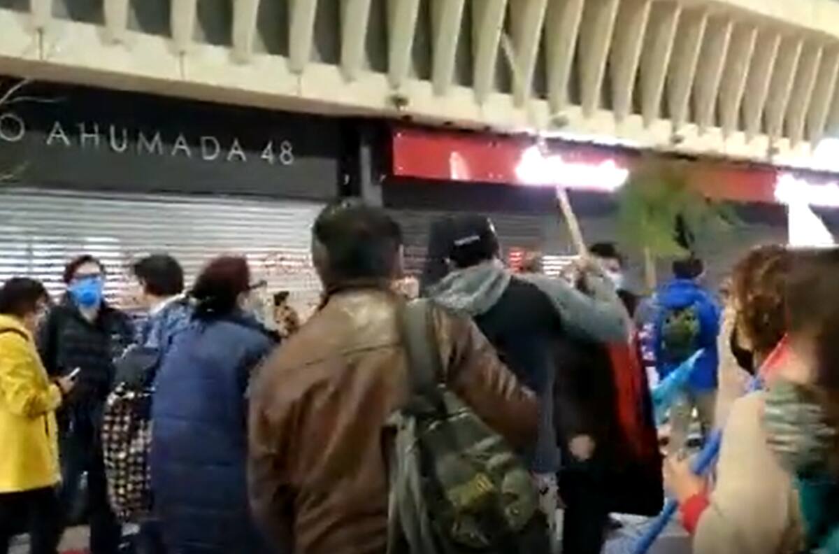 VIDEO | "Comunistas": Vendedores ambulantes amenazaron con fierros a adherentes del Apruebo en Santiago Centro