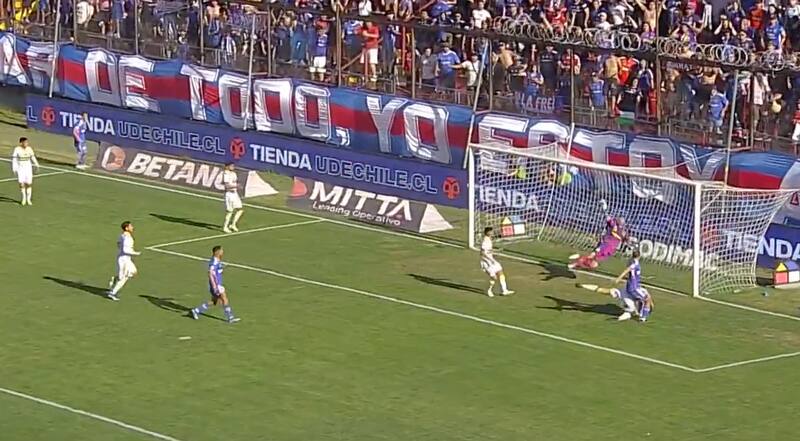 Diego Sánchez y lo que puede ser la tapada del año en el fútbol chileno en el duelo de la U con Coquimbo Unido. Foto: TNT Sports.
