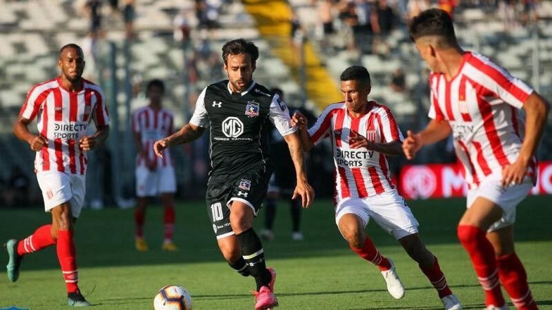 Colo Colo se enfrenta a Estudiantes de La Plata.