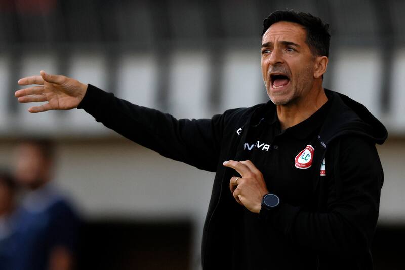 Ex futbolista, se retiró a los 28 años, se dedicó a la gastronomía, hasta que decidió volver al fútbol como entrenador.