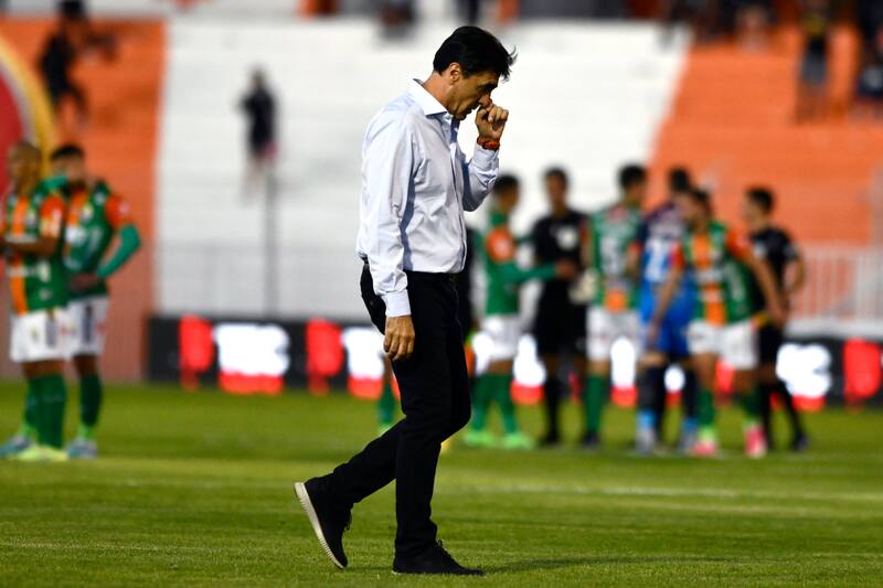 Gustavo Quinteros terminó abatido en la última derrota de Colo Colo por 3-1 en su visita a Cobresal.