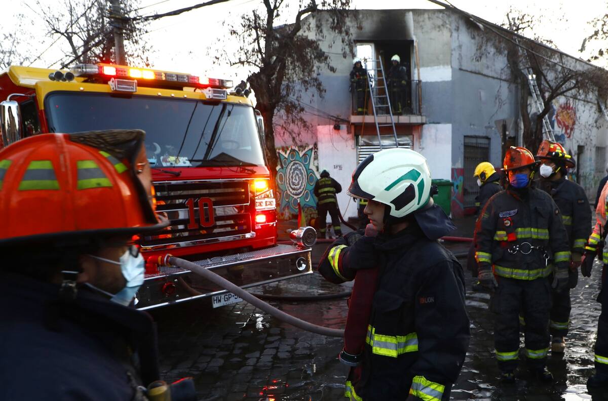 VIDEO | Incendio en Santiago: El siniestro dejó una persona fallecida y 14 damnificados