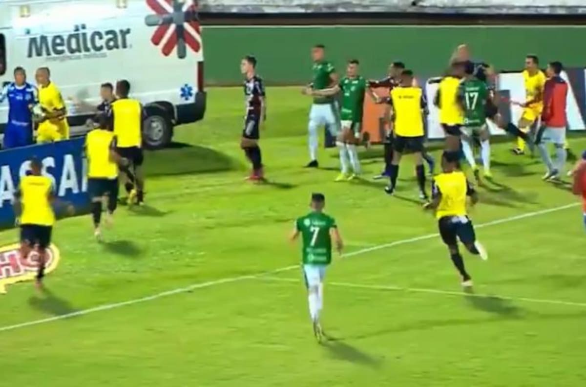 Otra batalla en Brasil: Clásico entre Guaraní y Ponte Preta terminó a golpes