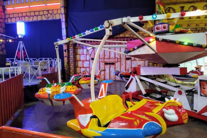 El parque de entretenciones cuenta con atracciones clásicas como el carrusel y la rueda de la fortuna, ideales para que los más pequeños de la casa se diviertan durante sus vacaciones. Créditos: Google Maps.