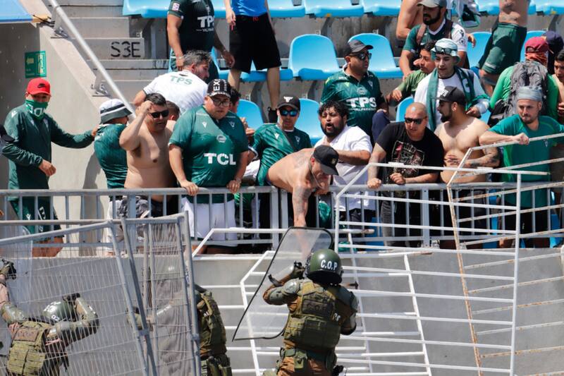 Hinchas de Wanderers ya generaron destrozos en Iquique (Foto: Photosport)