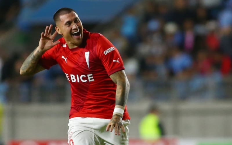 Nicolás Castillo ha sorprendido a Joaquín Torres. Foto: Agencia Aton.