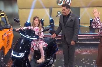 VIDEO | "Agárrala, agárrala": Niña aceleró una moto en programa en vivo y casi se le fue de las manos