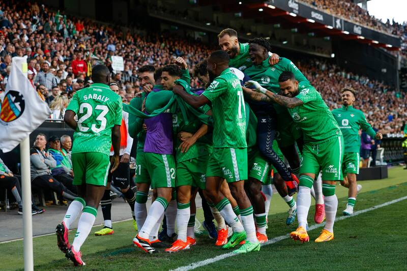 El Betis le ganó un partido espectacular al Valencia y está en zona de clasificación europea. (Foto: EFE),
