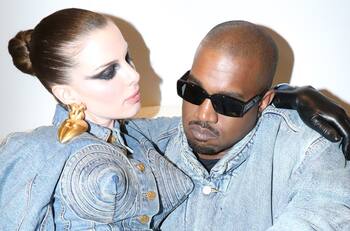 Kanye West y Julia Fox se besaron apasionadamente durante su viaje en Francia