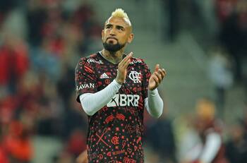 VIDEO| Hinchas del Flamengo se juntaron para apoyar a Arturo Vidal por el fallecimiento de su padre