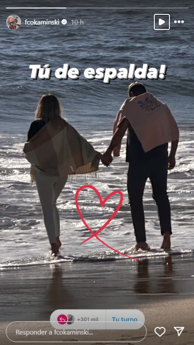 Francisco Kaminski compartió una fotografía junto a Camila Andrade en la playa.