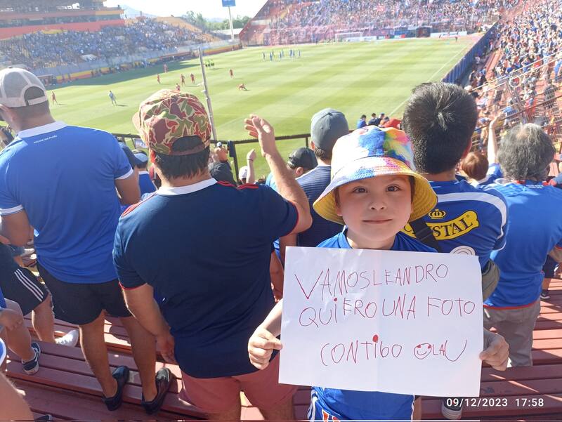 Vicente enterneció a los azules con su cartel pidiendo conocer a Leandro Fernández.