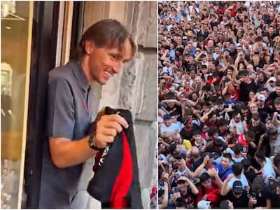VIDEO | La impresionante bienvenida del público del AC Milán a Luka Modric en Italia