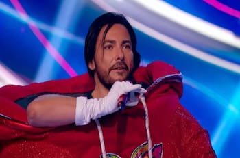 Con particular disfraz: La sorpresiva aparición de Beto Cuevas en "¿Quién es la Máscara?" de México