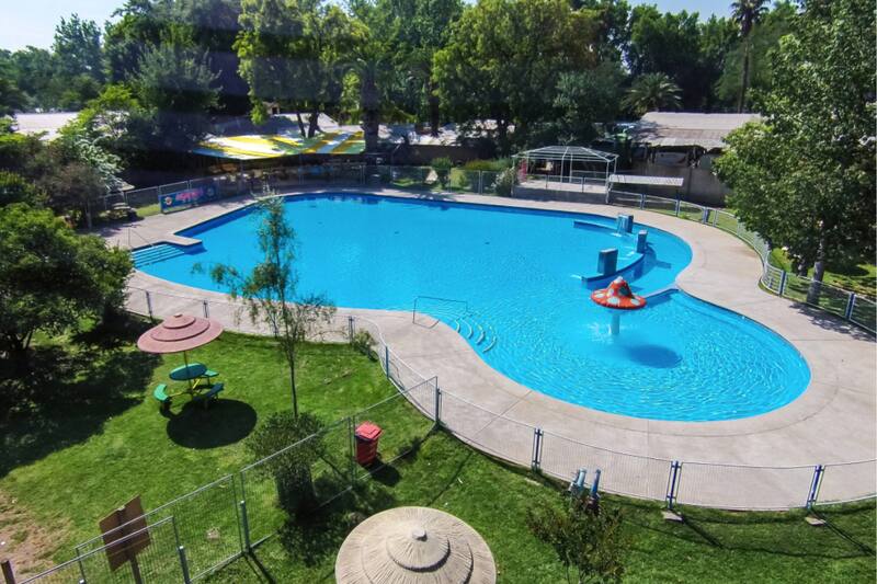 Aquapark El Idilio cuenta con piscinas para niños y adultos, además de toboganes para todas las edades.