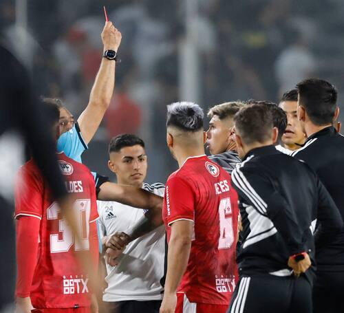 Este fue el momento en que Carlos Palacios recibió la tarjeta roja por parte del árbitro Héctor Jona.