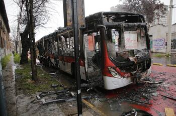 VIDEO | Pasajero usó líquido acelerante para quemar un bus Red en la comuna de Pedro Aguirre Cerda