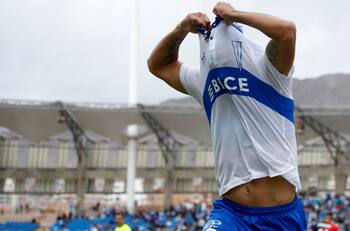 Buscan aún más goles: la UC preguntó por la situación de un exdelantero del Chelsea