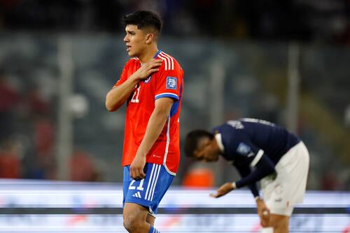 Damián Pizarro se toca el hombro izquierdo en claro gesto de dolor. Foto: Aton.