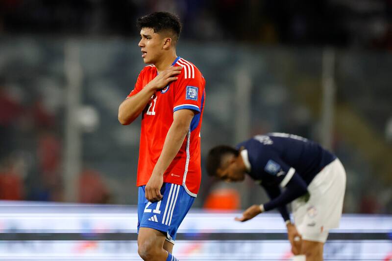 Damián Pizarro se toca el hombro izquierdo en claro gesto de dolor. Foto: Aton.