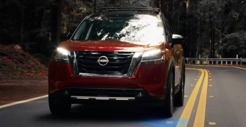 El periodista luce su nueva camioneta.