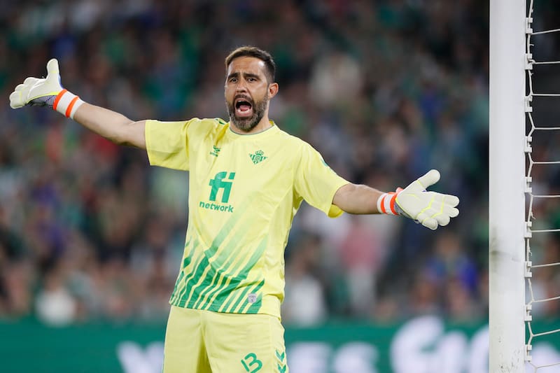 El portero del Betis, Claudio Bravo, durante el partido de Liga. EFE/José Manuel Vidal