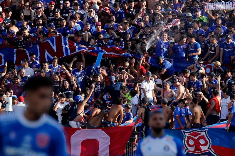Hinchas de Universidad de Chile durante el partido contra Audax Italiano.