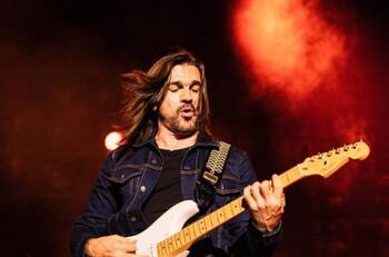 Dante, hijo de Juanes le roba cámara a su padre por su belleza, tras participar juntos en un video