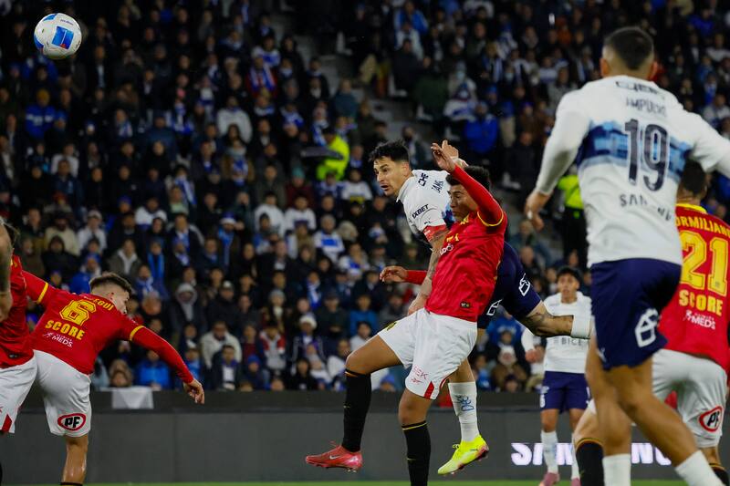 Fernando Zampedri, marca un gol contra Union Española.