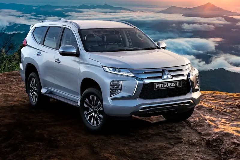 La modelo tiene un Mitsubishi Montero Sport.