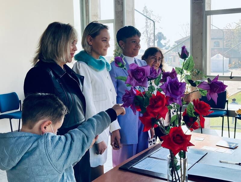 Fernanda Pinilla y Grace Lazcano casándose el 9 de junio de 2023