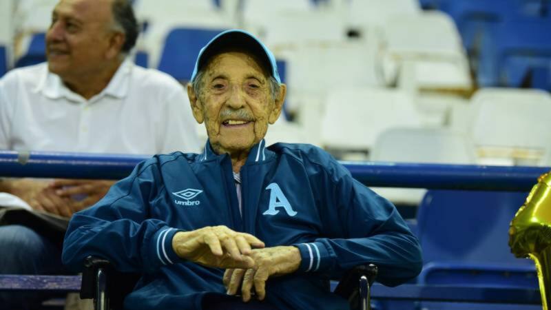 Hernán Carrasco con los colores de El Salvador