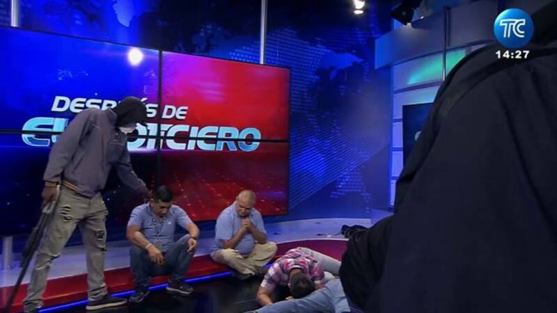 Delincuentes arremeten a un canal de televisión en directo.