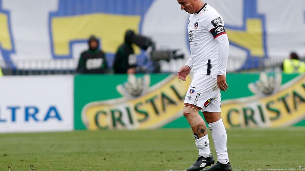 Esteban Paredes no se retirará en Colo Colo y dejaría el club