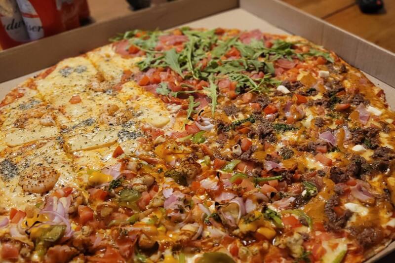 La carta del local cuenta con muchísimas opciones, incluso algunas vegetarianas, del clásico italiano en su versión gigante. Créditos: Mr Pizza en Instagram.