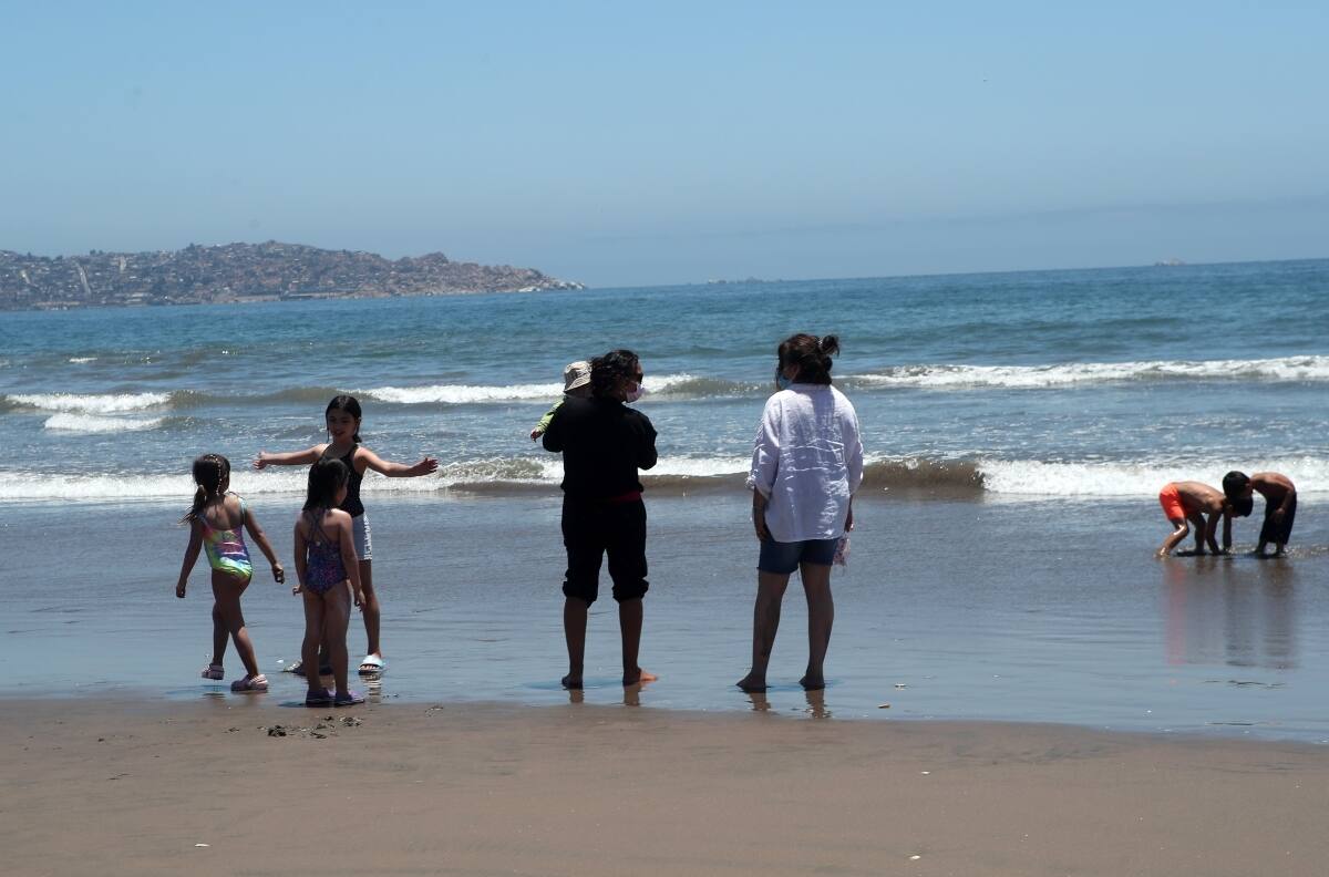 Fragata Portuguesa: pese a cierre de playas y peligrosidad, turistas siguen en el borde costero