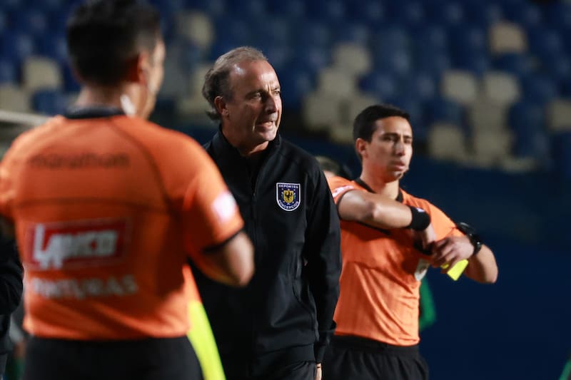 El entrenador en el debut de Deportes Concepción en Primera B.
