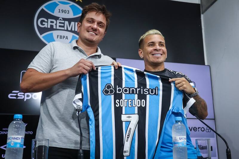 reconoció que usa camisetas de niño en Gremio.