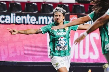 VIDEO | ¡Golazo chileno! Fernanda Pinilla le da la clasificación al León con una joya de tiro libre