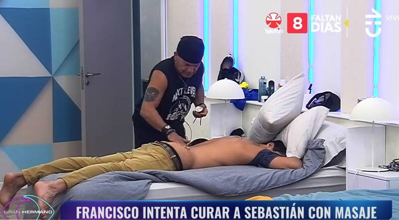Francisco masajeando a Sebastián en "Gran Hermano" Chile.