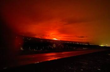 VIDEO | ¡Tiñó los cielos de rojo!: El volcán más alto de la tierra erupciona luego de casi 40 años