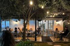 Posee un jardín oculto: Este café ubicado en el centro de Santiago es ideal para ir después del trabajo