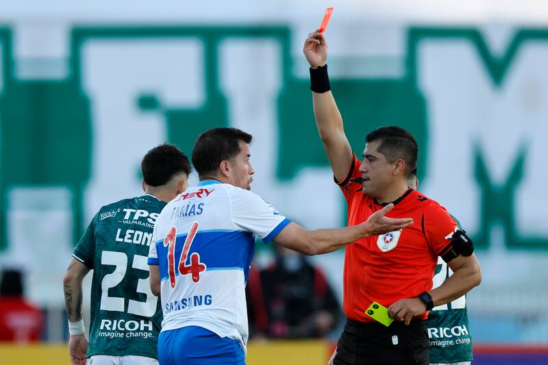 El árbitro Benjamín Saravia expulsó a Sebastián Pérez y Agustín Farías en el duelo de hoy entre Santiago Wanderers y Universidad Católica.
