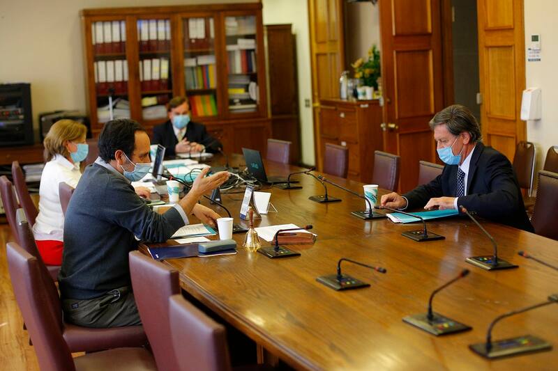 Valparaiso, 29 de septiembre 2020
Los diputados Daniel Nuñez y Pablo Lorenzini participan de la Comision de la Hacienda de la Camara de Diputados en la que se discute el reajuste al ingreso minimo.
Raul Zamora/Aton Chile