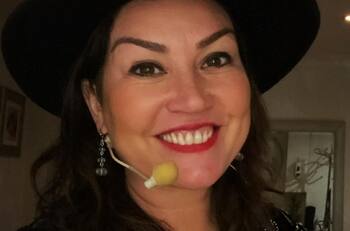 Javiera Contador se llena de elogios con bella sesión de fotos en la montaña durante rodaje de nueva película