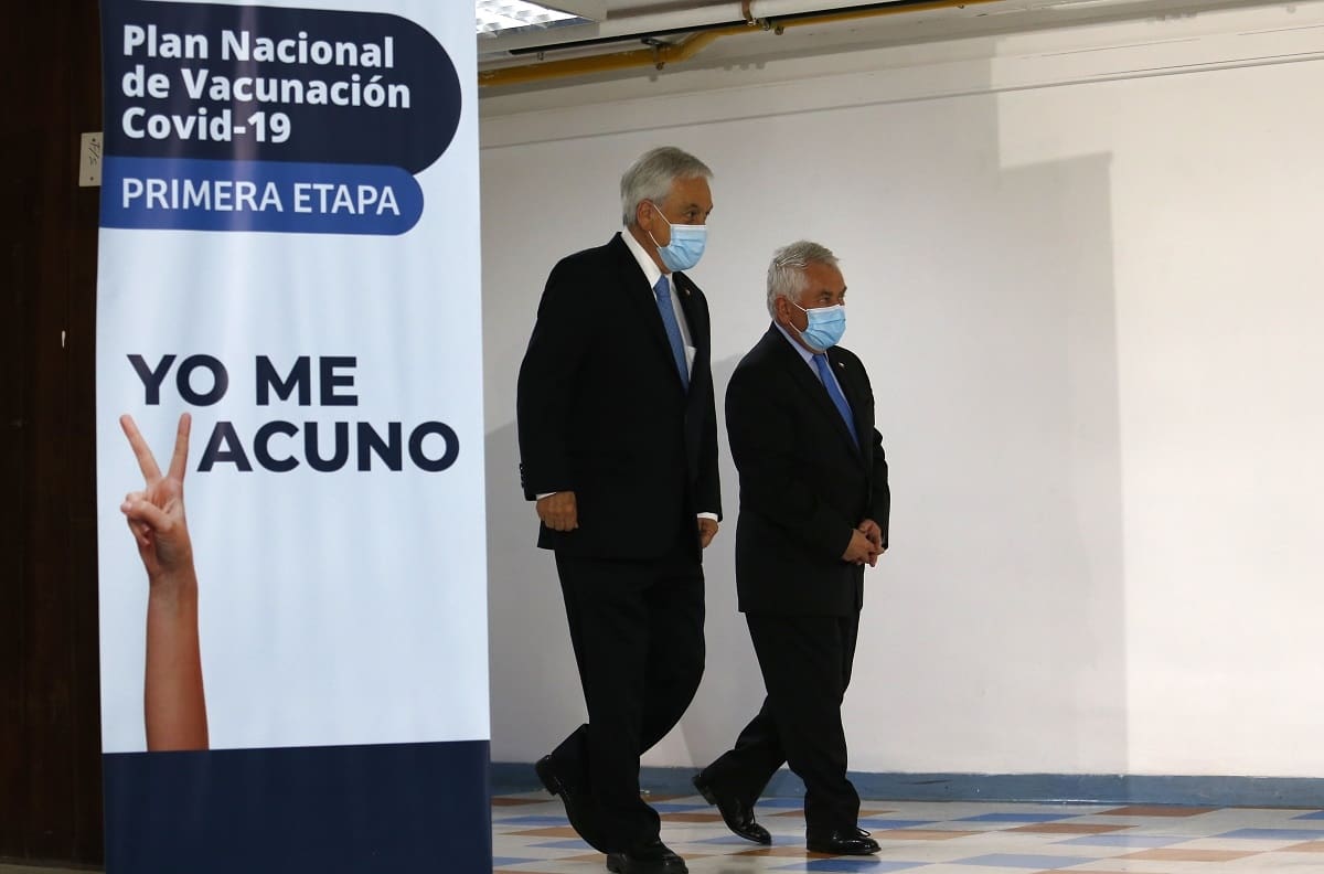 Puesta en escena de Piñera por llegada de Vacuna Pfizer generó divididas opiniones en Twitter