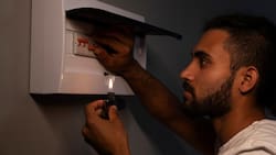 Por varias horas: Enel confirma corte de luz para vecinos de cuatro comunas de la RM